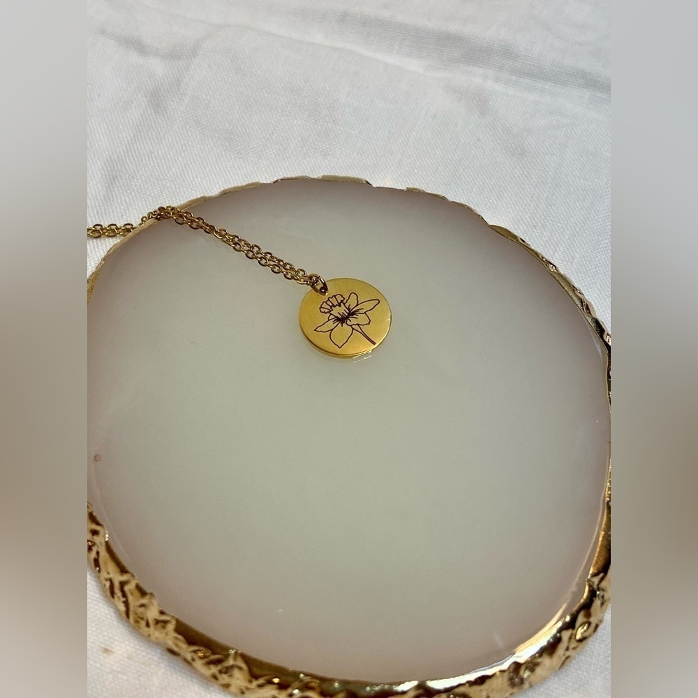 Dainty Gold stainless steel engraved Flower on delicate Chain‎ necklace